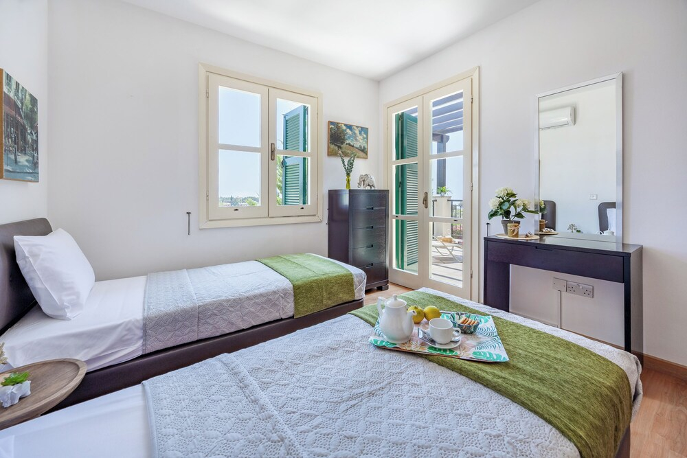J1 Holiday House Adjacent to Aphrodite Hills - Sea View