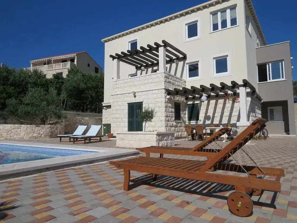 Sandra - With Swimming Pool - H