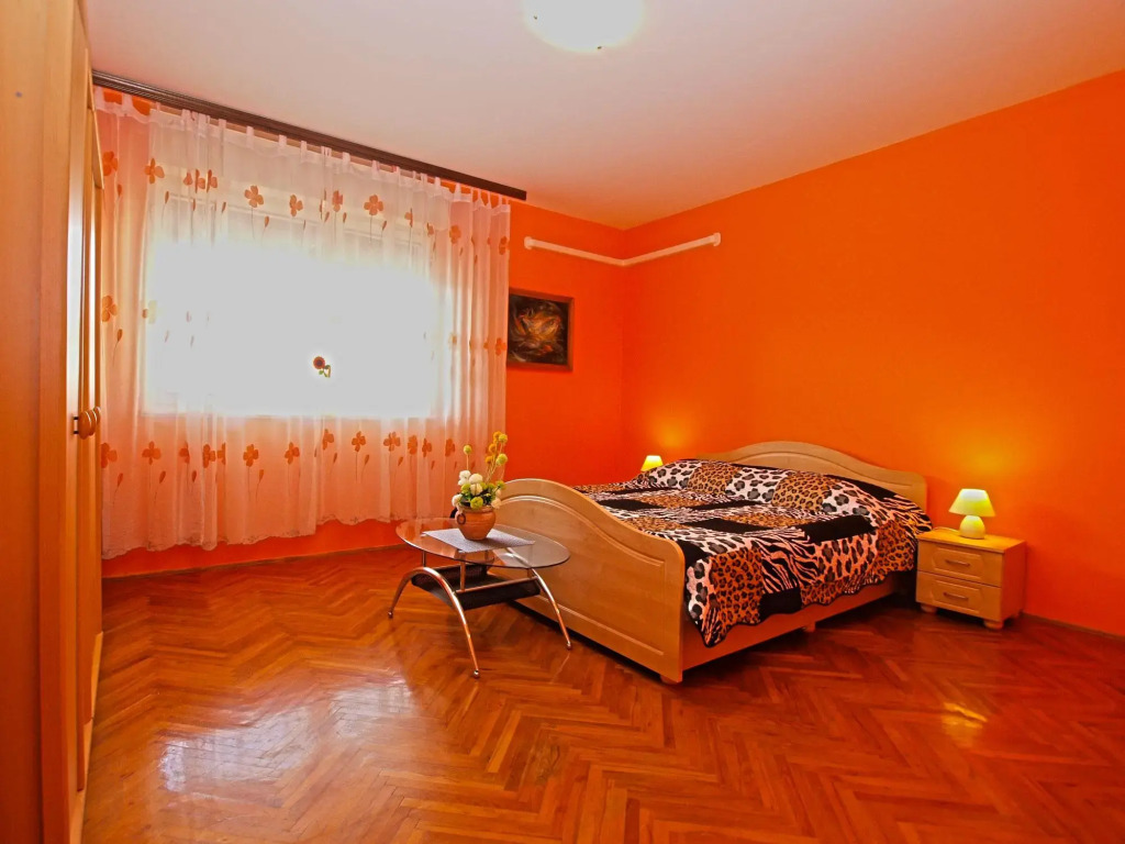 Apartment 1200