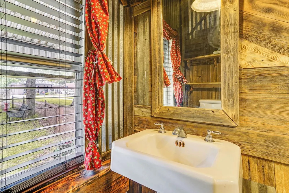 Walk to Granbury Square & Beach! texas Cottage