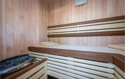 Four-Bedroom Holiday Home in Milna