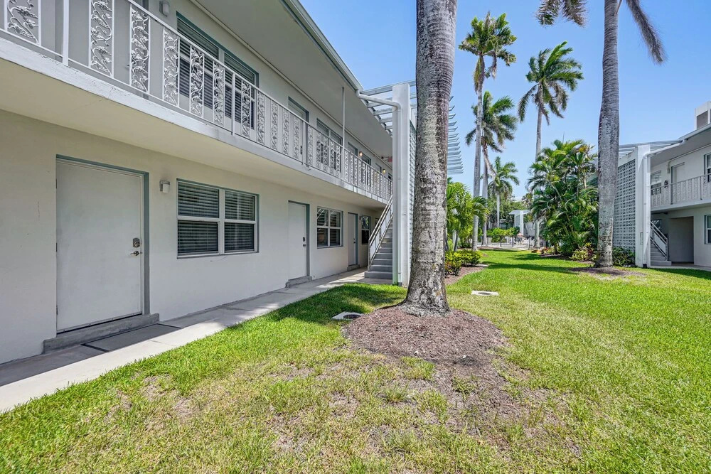 Poolside Fun, Ocean Strolls! Naples Beach Getaway