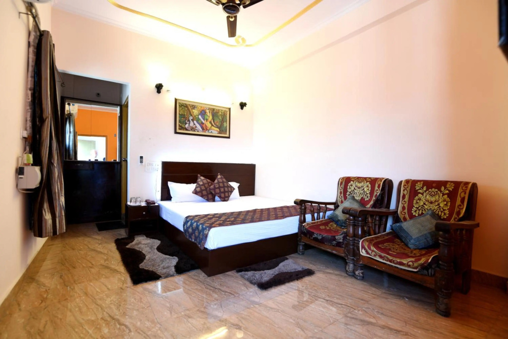 DS Residency-Near Varanasi Jn Railway station N Temples-Parking-Free Wi-Fi