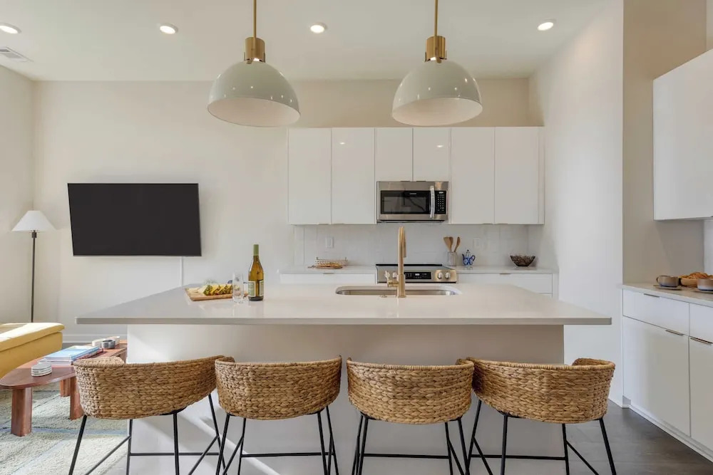2 New Townhomes w/ Balcony, Mins to Broadway, Sleeps 16 98 Degrees & The Stage