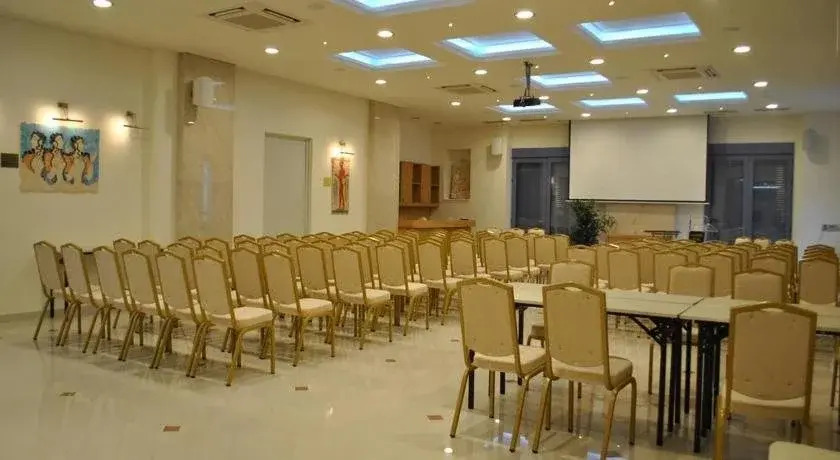 Saronis Hotel
