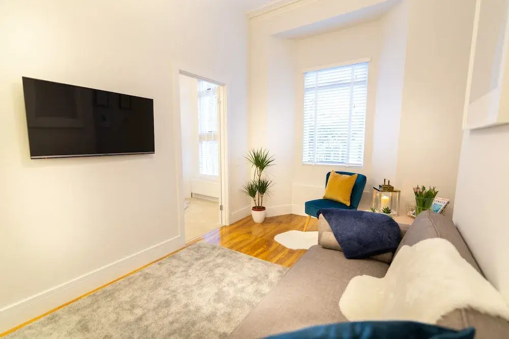Central Plymouth Apartment By University