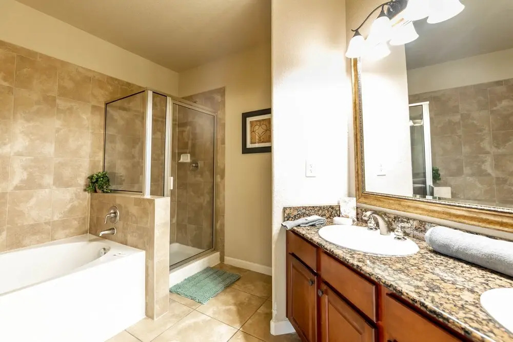 909bp 3 Bedroom Condo by Redawning