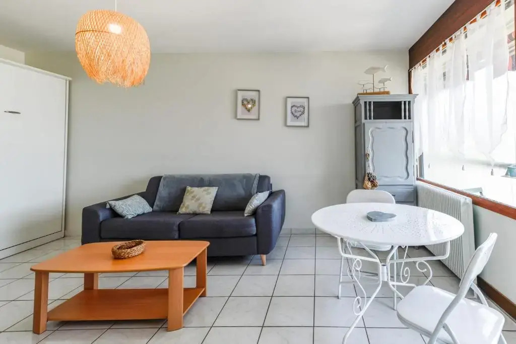 Nice studio with stunning views of the mountains near the lake