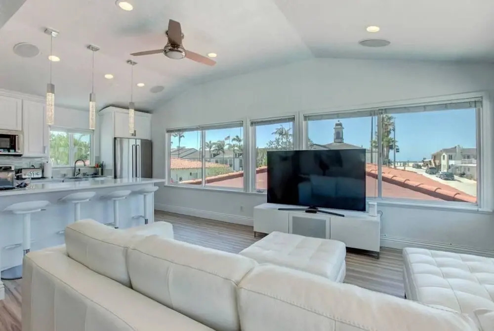 B4 Stunning Contemporary Beach Home With AC and Private Deck
