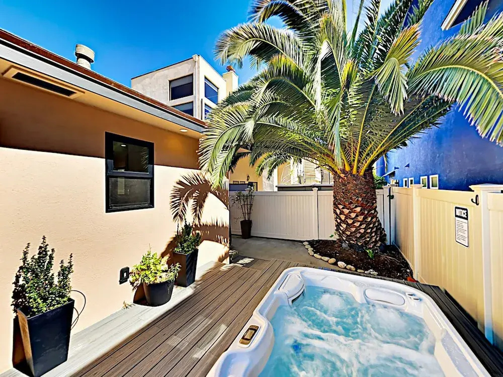 New Listing! 2-units W/ Hot Tubs, Walk To Beach! 4 Bedroom Townhouse