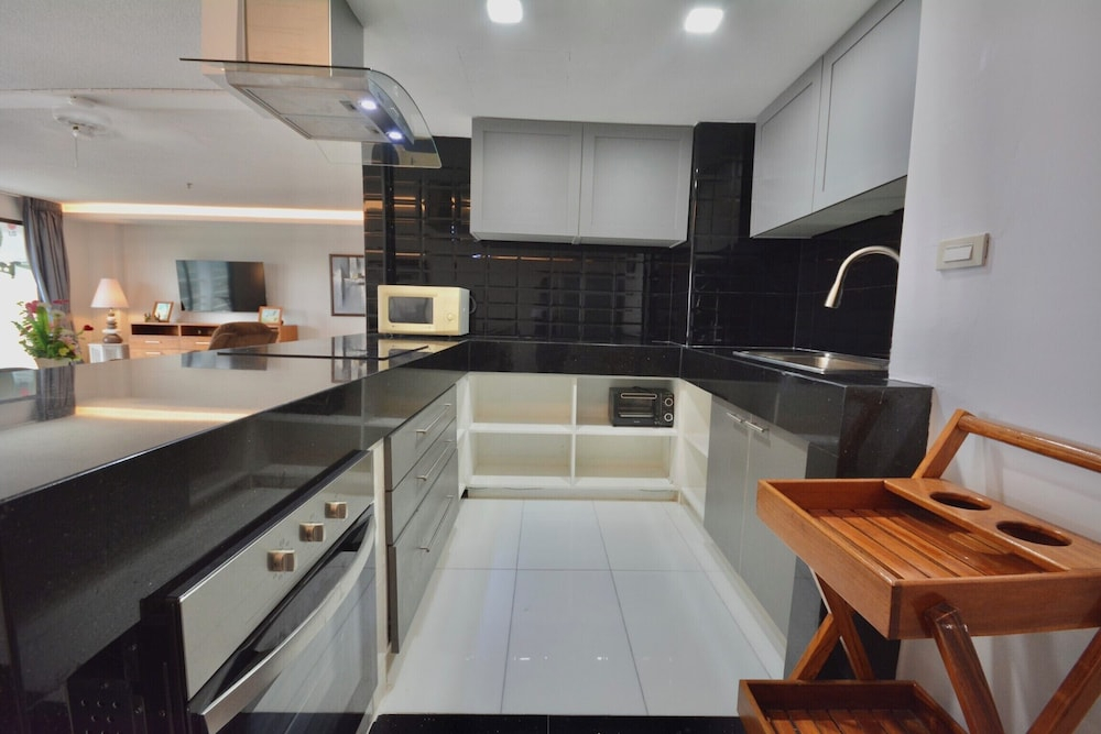 One-bedroom Sea-view Condo, 17th Floor Angket, Jomtien