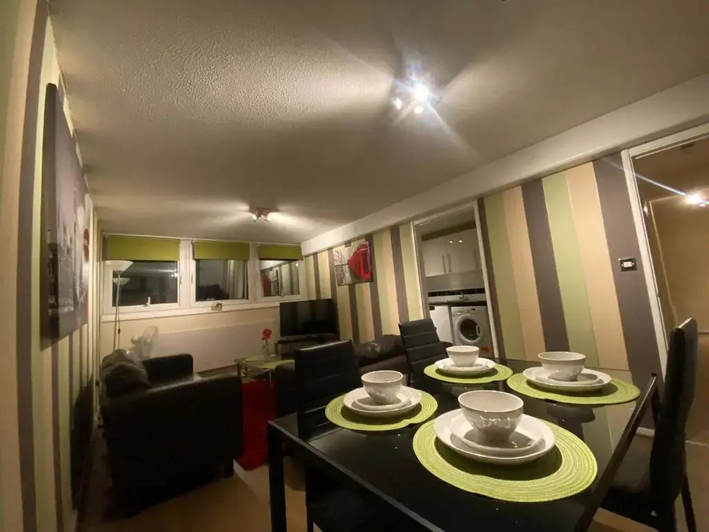 Victoria Centre 2 Bedroom Apartments with 4 Beds in Victoria Centre Shopping Centre - Nottingham City Centre - 24 hour access - Most Central Location - Full Kitchen - Opposite Hilton - Parking for Cars or Vans from Five pounds a day - Sunday 1pm Check-out