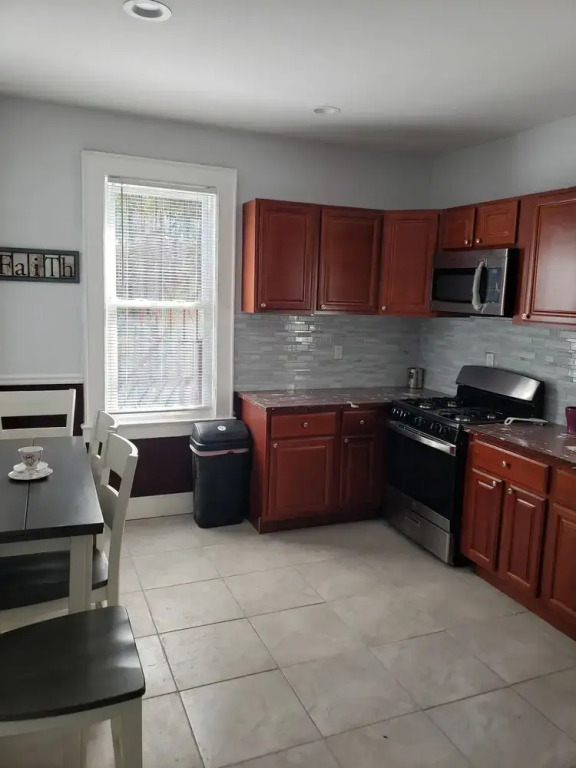 Lovely 3 Bedroom Apt With Parking On Premises