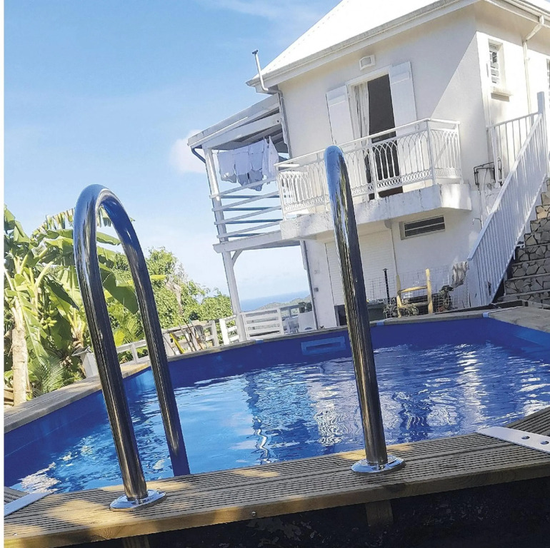 Appartement de 2 chambres avec vue sur la mer jardin clos et wifi a Deshaies a 1 km de la plage