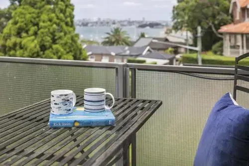 Summery, spacious 4 bed home in Kurraba Point
