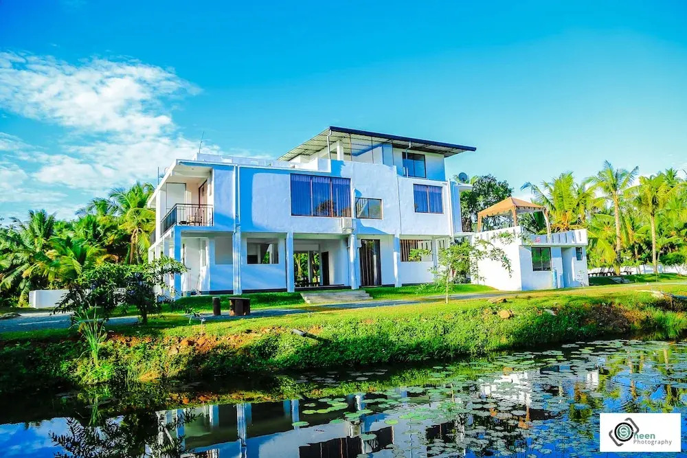 Shades Hotel & Villa