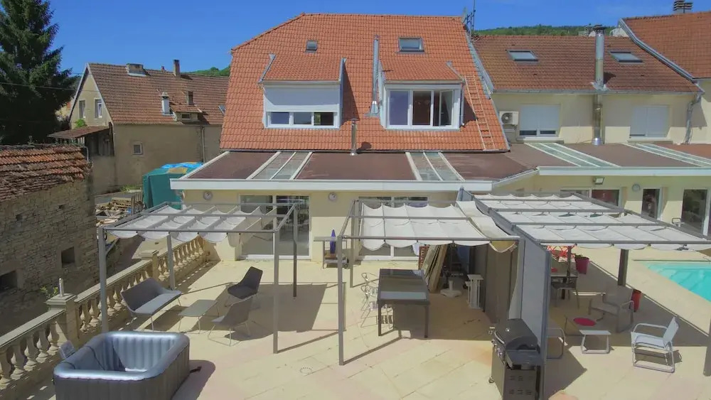 Au Pied De La Roche