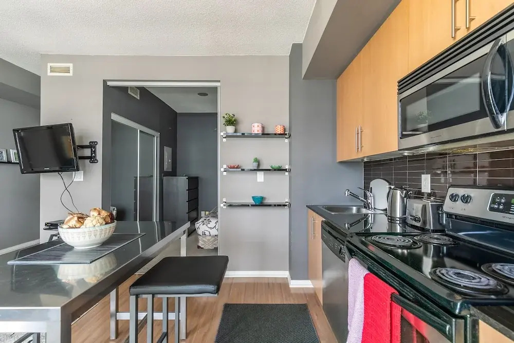 Newly Designed 1BR Executive Suite Great Location