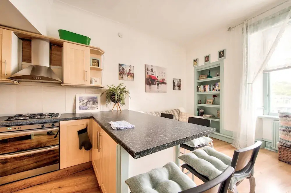 Cosy 2BR Home, 5 Minutes From Edinburgh Waverley!