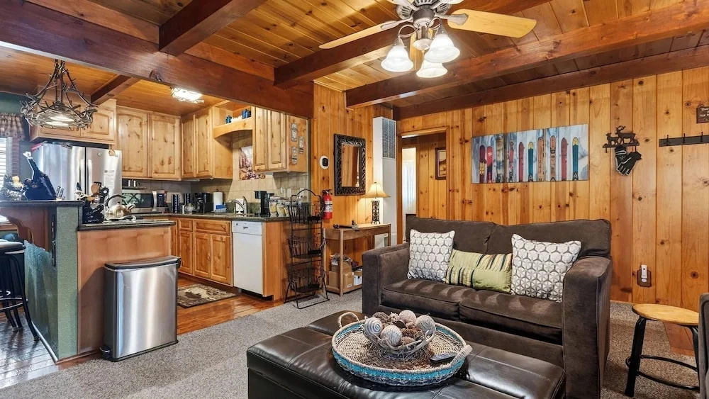 The Nut House by Avantstay Wooded Cabin + Game Room + Arcade + Foosball Near Big Bear Lake + Bear Mountain + Village Shops