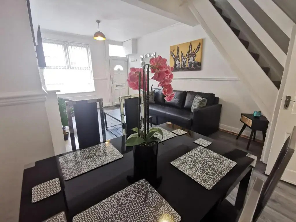 Cozy 2 Bed House - FREE Wifi and Parking - Anfield Liverpool Home