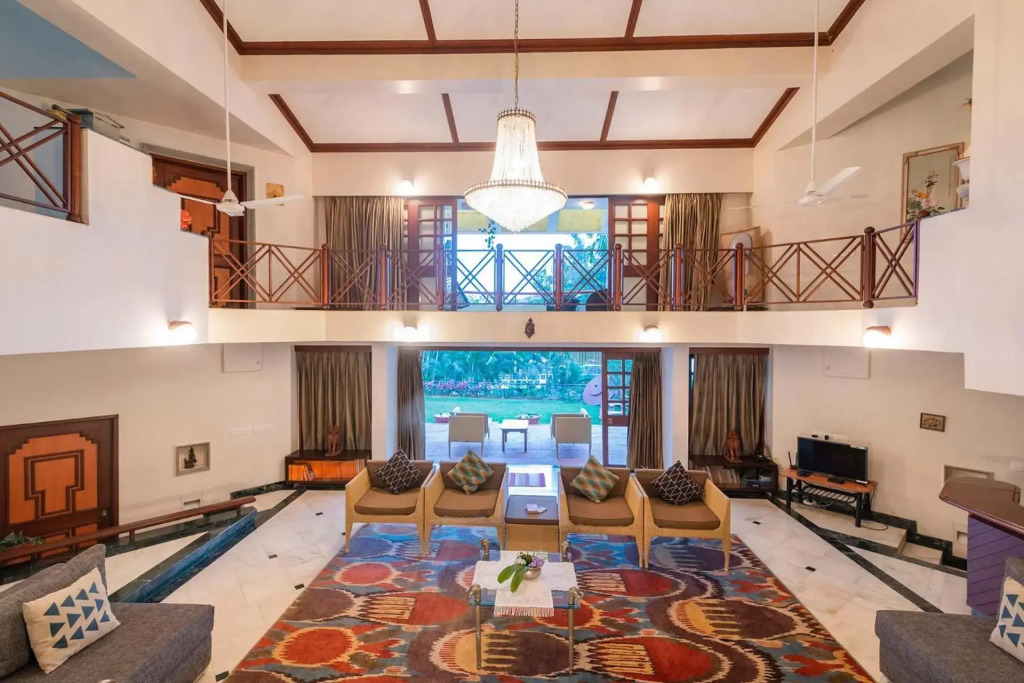 StayVistas Shantam House - Dive into relaxation with a pool and tennis lawn