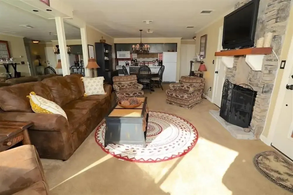 Seven Springs 1 Bedroom Premium Condo, Walking Distance to Slopes by RedAwning