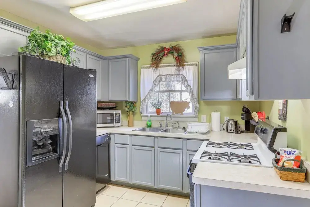 5 Mi to Dtwn Atl! Family Home w/ Veranda & Yard