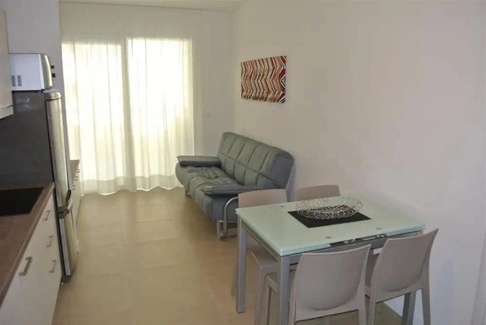 Comfy Flat 200m From the Beach