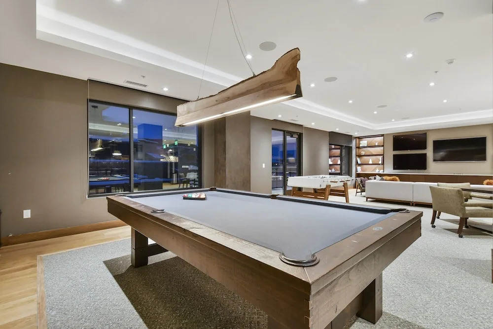 Mountain Modern 3 Bedroom Deluxe Condo, Sleeps 10 by RedAwning