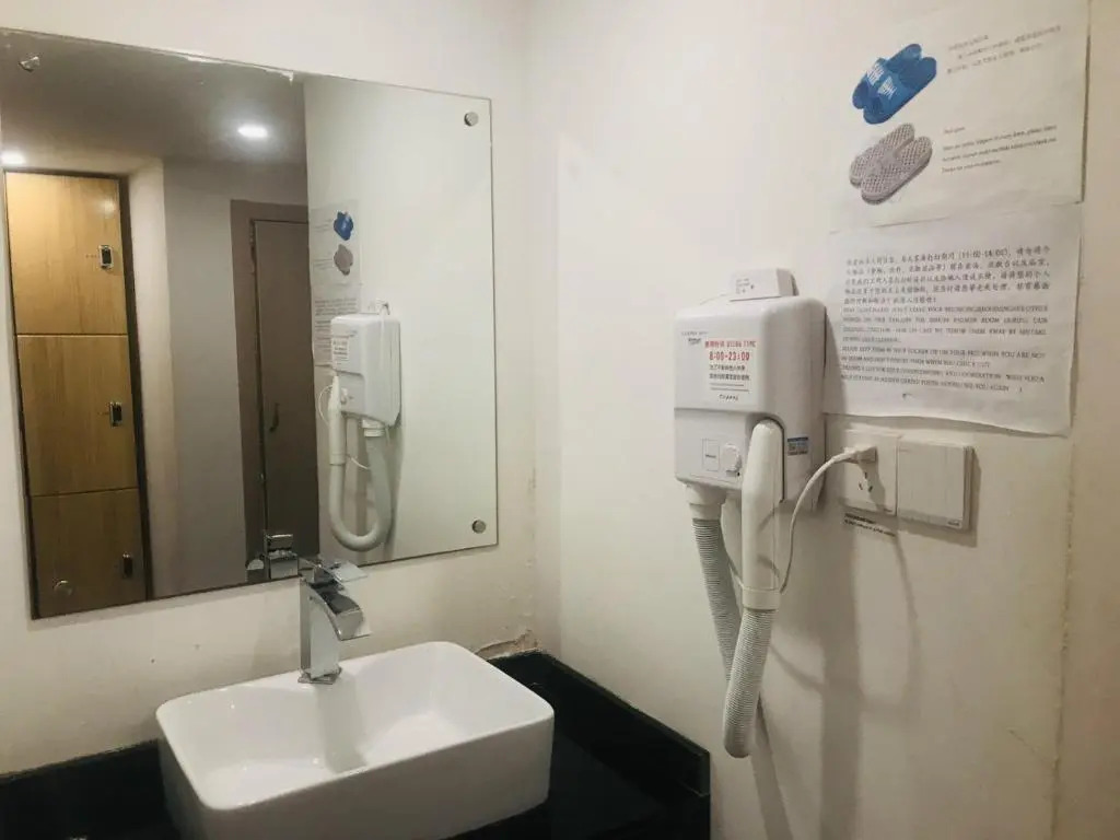 Hidden Garden Youth Hostel -Oriental Pearl &Lujiazui -Garden Social Area -Bar -Café -Free Laundry Luggage Storage -24H Front Desk -English Service