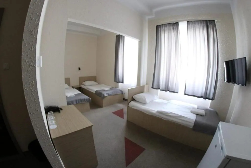 FREE PARKING, FREE BREAKFAST, only 15 minutes to City Center