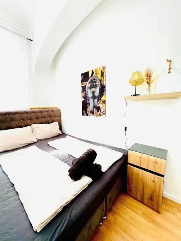 Urban 10BR Retreat Near Rathausplatz