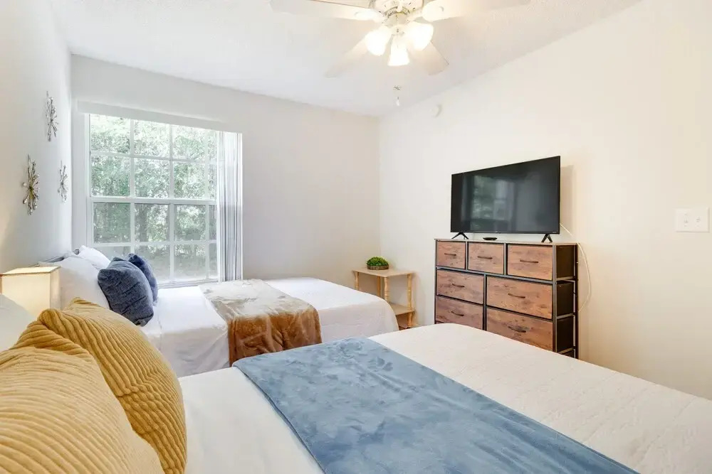 Condo w/ Pool Access & Patio: 8 Mi to Disney!