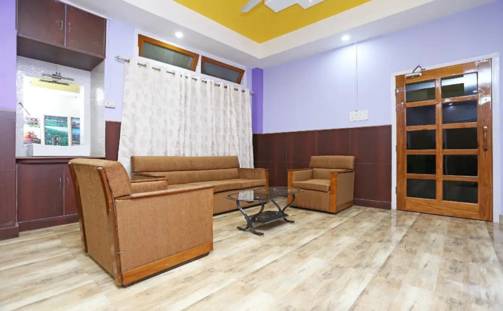 Holiday Inn Guest House By OYO Rooms