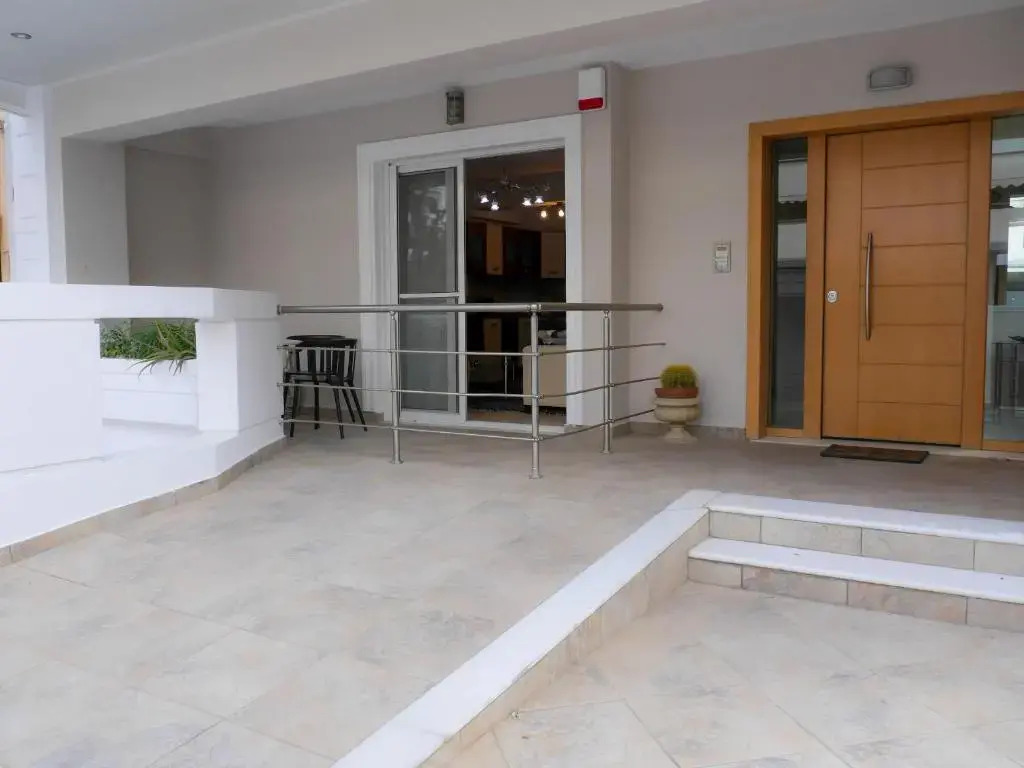 Garden Apartment next to the Mall -Private Parking