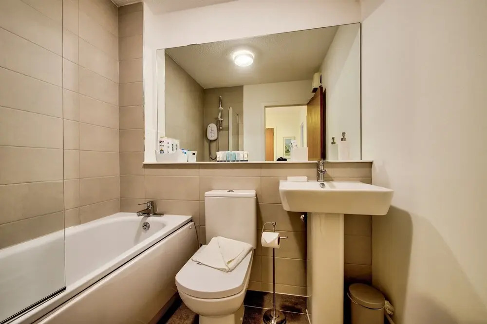 Large Two Bedroom Flat 10 min Bus Ride to Centre