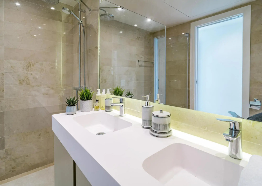 LMR- Luxury apartment, private pool. Families only