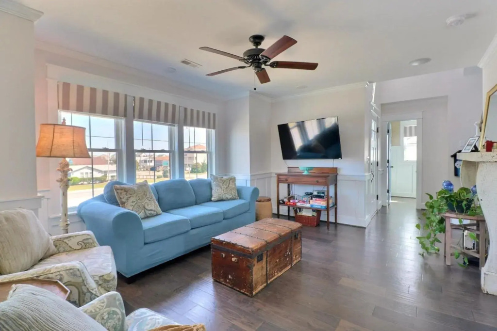 5044 La Casa Blanca 2 Min Drive to Beach