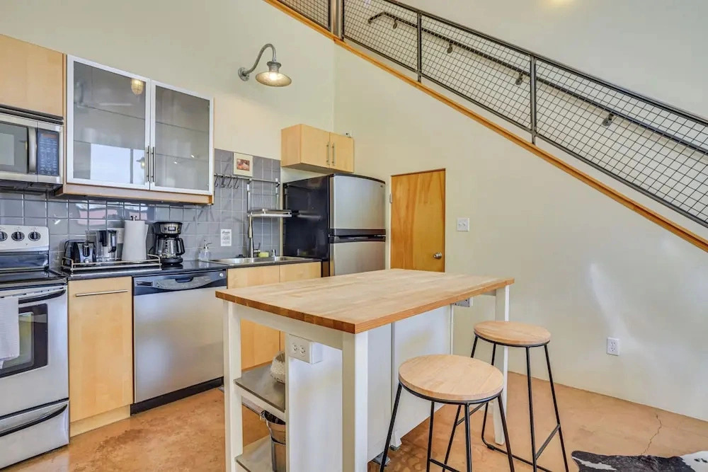 Modern Santa Fe Desert Loft w/ Fireplace