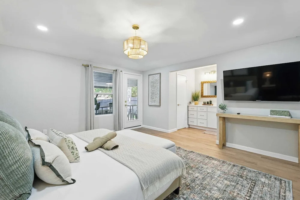 Spacious 5BR 3BA Retreat With Pool & Hot Tub