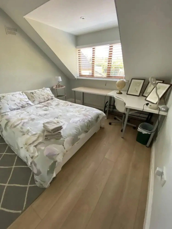 4 Bed House - Sleeps 8 - Pets - Parking - Wifi