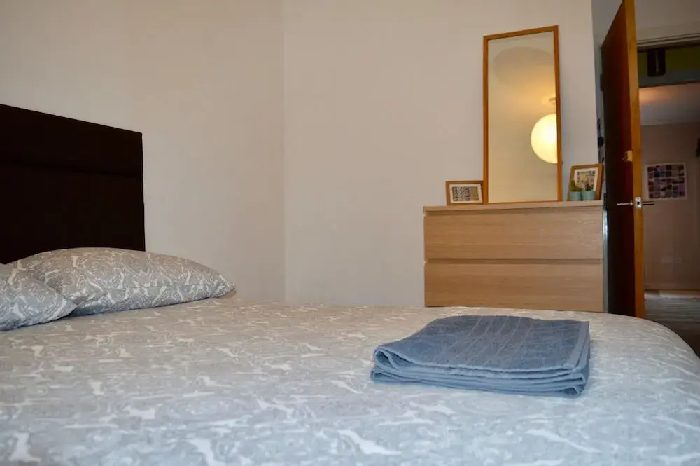 Spacious 2 Bedroom Townhouse With Garden & Parking
