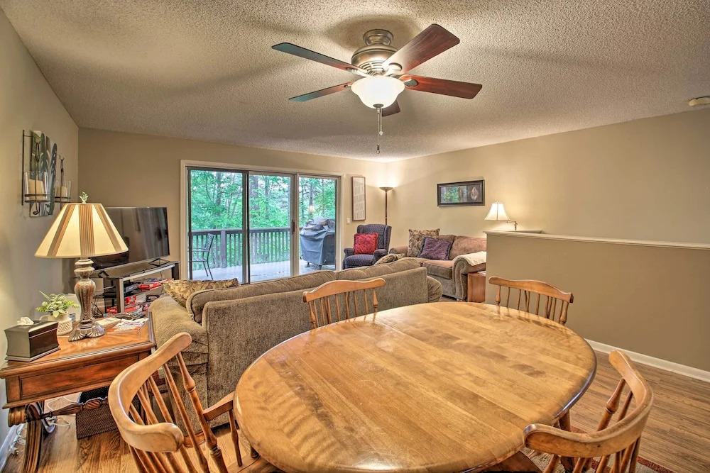 3 Mi to Golf Hot Springs Village Retreat with Deck
