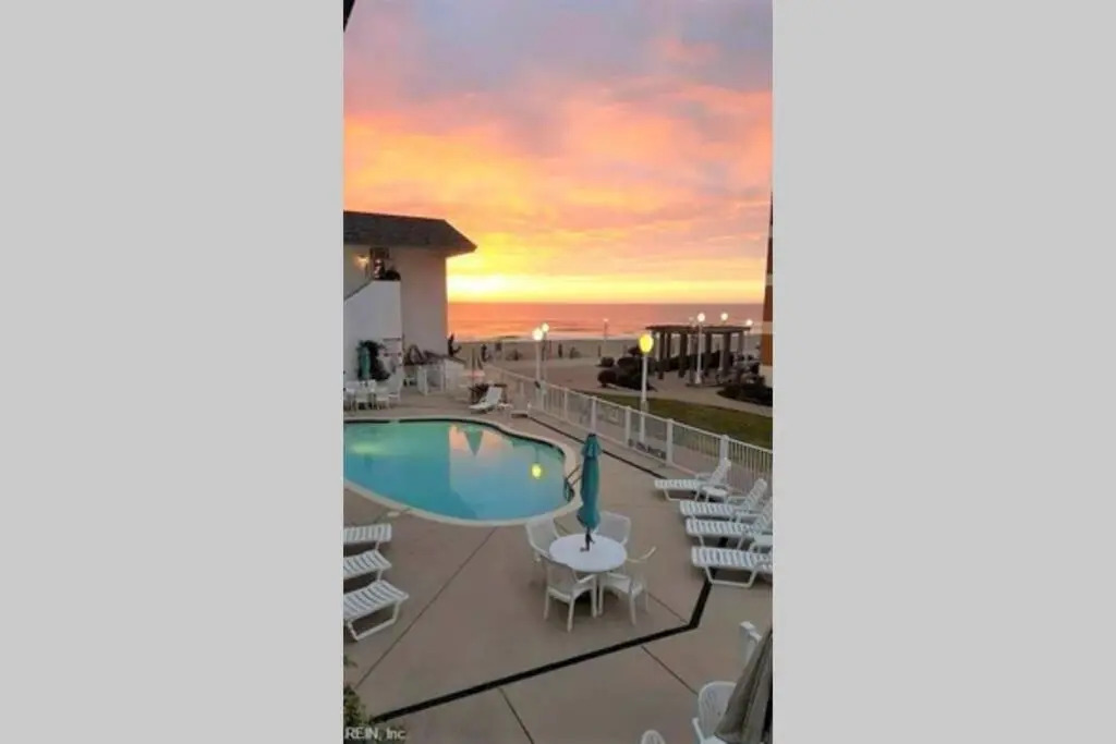 Renovated Oceanfront Boardwalk Pool, Beach, Kitchen, Restaurant, 4 People, cozy studio unit, walk right out no elevator