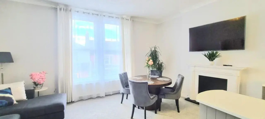 Spacious 3 bedroom flat near the sea