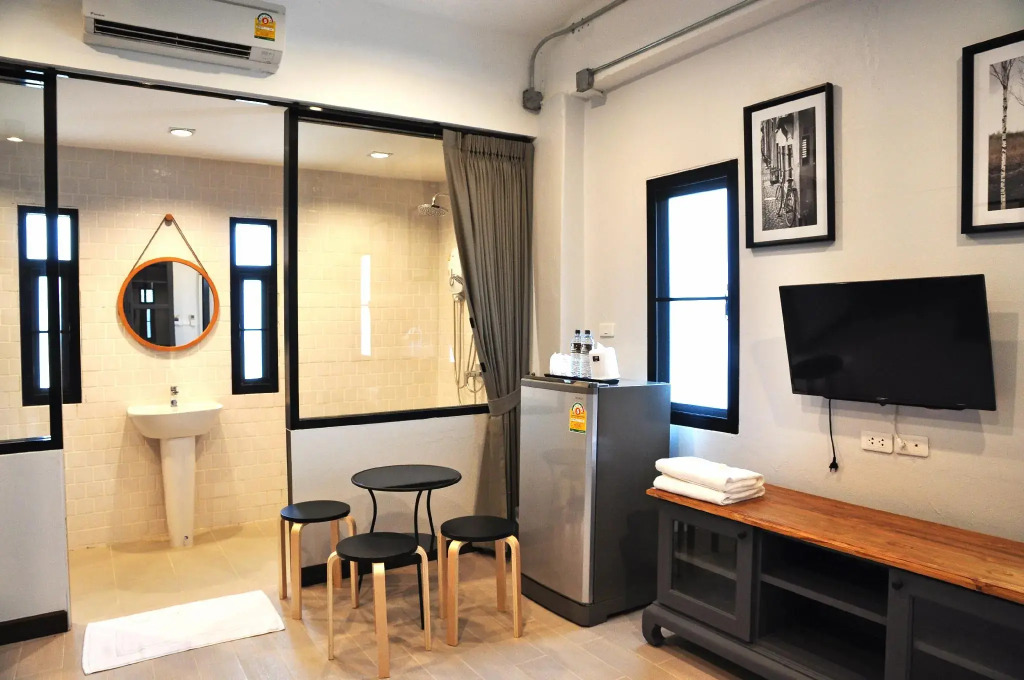 C Room "Chomchan" at Airport
