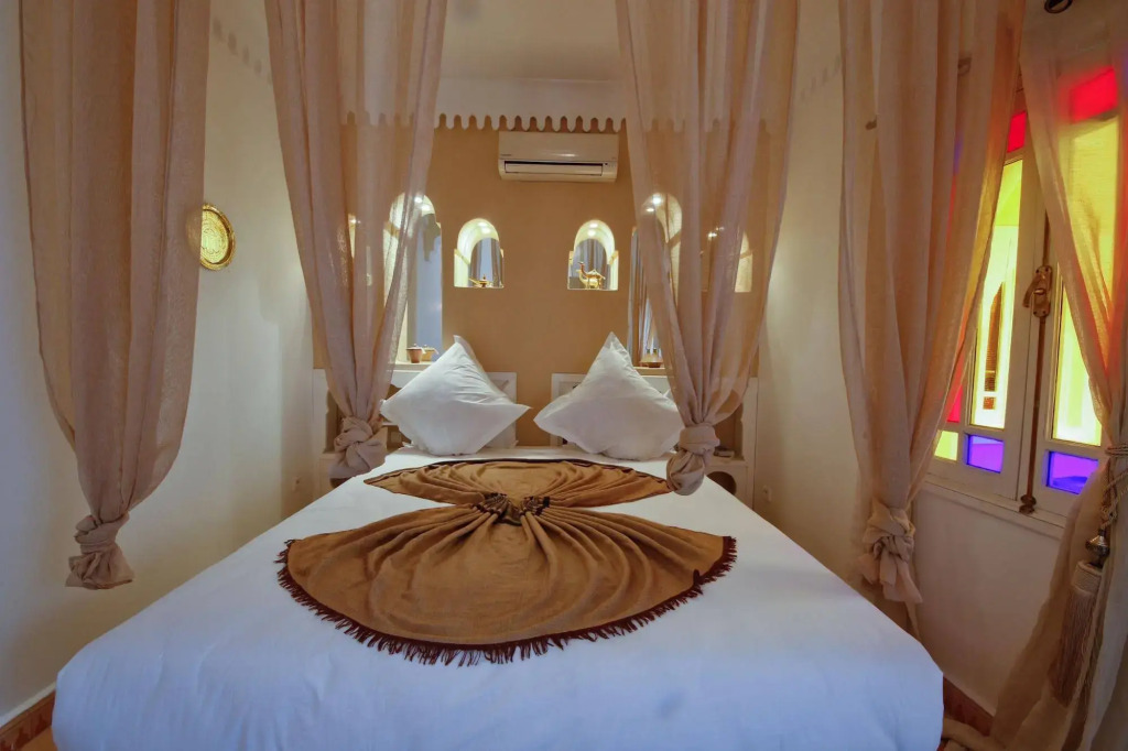 RIAD AWINATI Location Privatisée , Piscine a jets, Petit déjeuner et magnifique Rooftop avec vue a 360