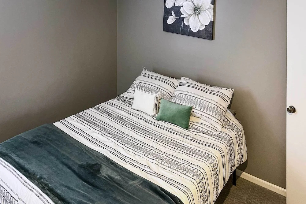 Modern Townhome w/ Fireplace: Near Stoll Park