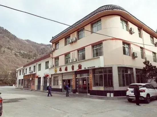Ningshan Crown Fengxuan Hotel
